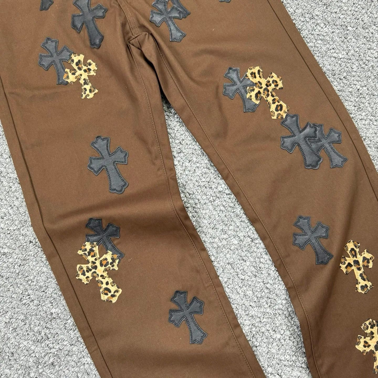 P260 model number: H853 ChromeHearts & ChromeHearts Brown casual pants and jeans. Original hardware and accessories, washed and other hanging tags. The QR code analysis is all from the original factory, with a high degree of restoration. You are welcome to compare with a certain product~ Three-dimensional version Loose and comfortable, not picky about the figure, taller and slimmer, factory Seiko, original factory quality control, same style for men and women, can be matched with couples, versatile recommendation, must-have jeans for all seasons, fashionable people have been disappointed From the quality selection of fabrics, the tailoring of details, and the matching of patterns, everything is impeccable! The upper body is so handsome when worn...it can be easily worn by men, women and children! The craftsmanship is made of heavy-duty washed pure cotton denim fabric. After washing, it is soft and thick and looks very stylish when worn. Size: 28, 30, 32, 34, 36 (S-XXL) Color: Brown